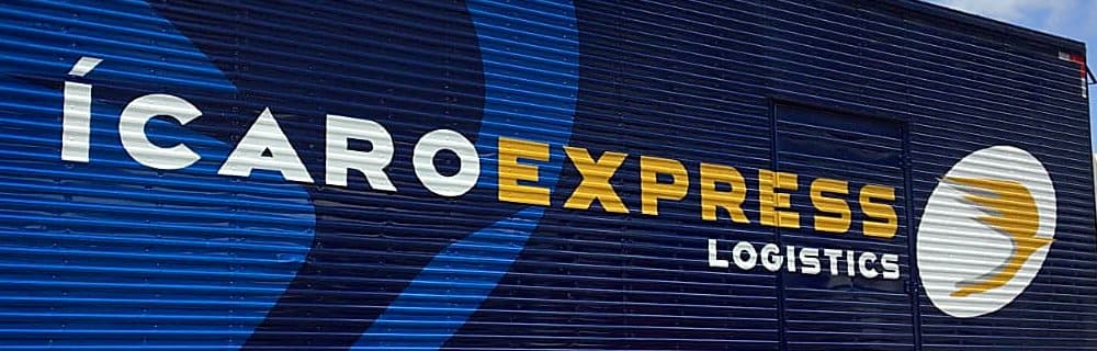 Detalhe da logomarca Ícaro Express Logistics em branco e amarelo sobre o azul frisado